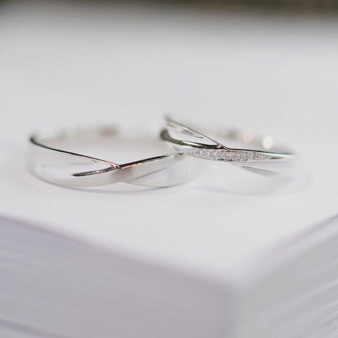 Twist Natural Diamond Couple Rings in 18K Gold