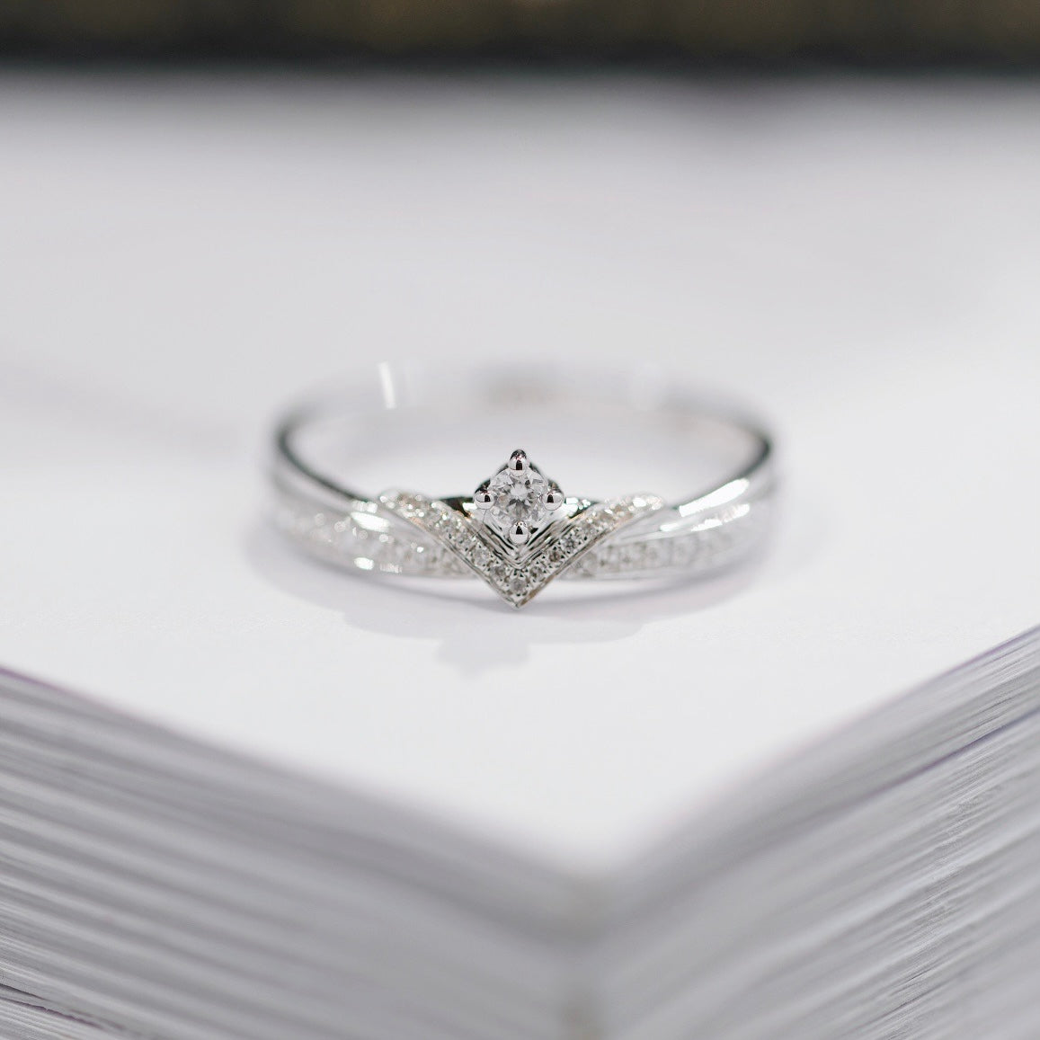 V-Shaped Natural Diamond Couple Rings in 18K Gold