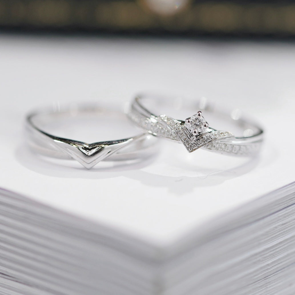 V-Shaped Natural Diamond Couple Rings in 18K Gold