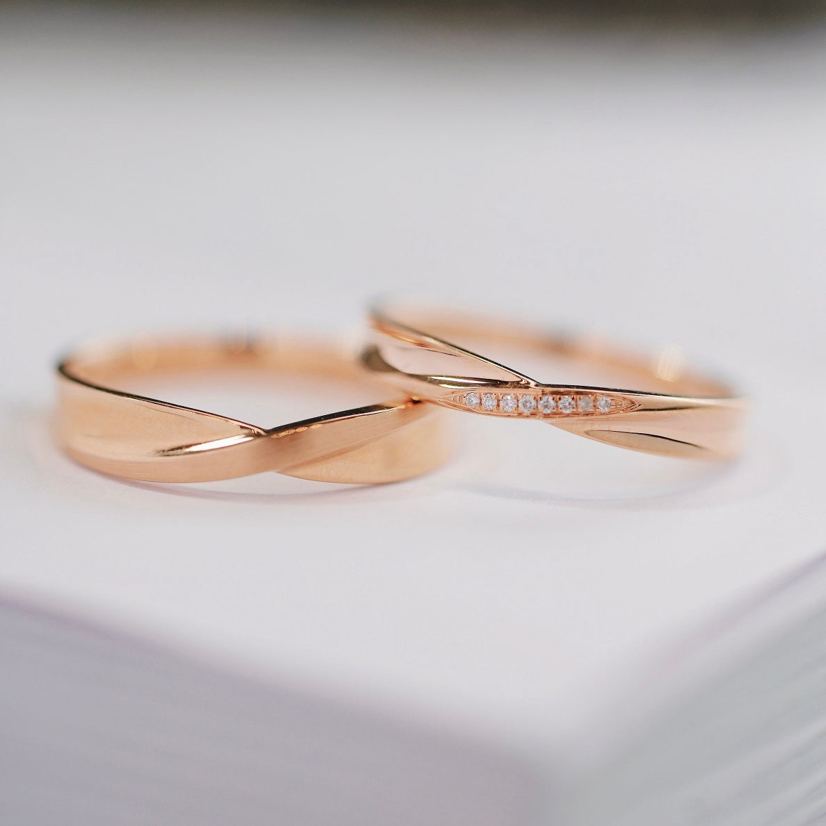 Twist Natural Diamond Couple Rings in 18K Gold