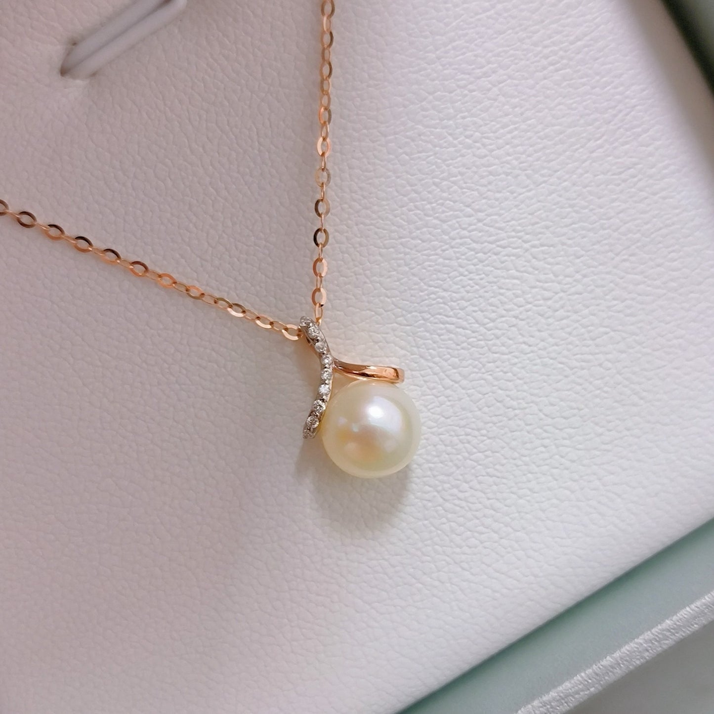 18K Gold Akoya Seawater Pearl with Natural Diamond Necklace
