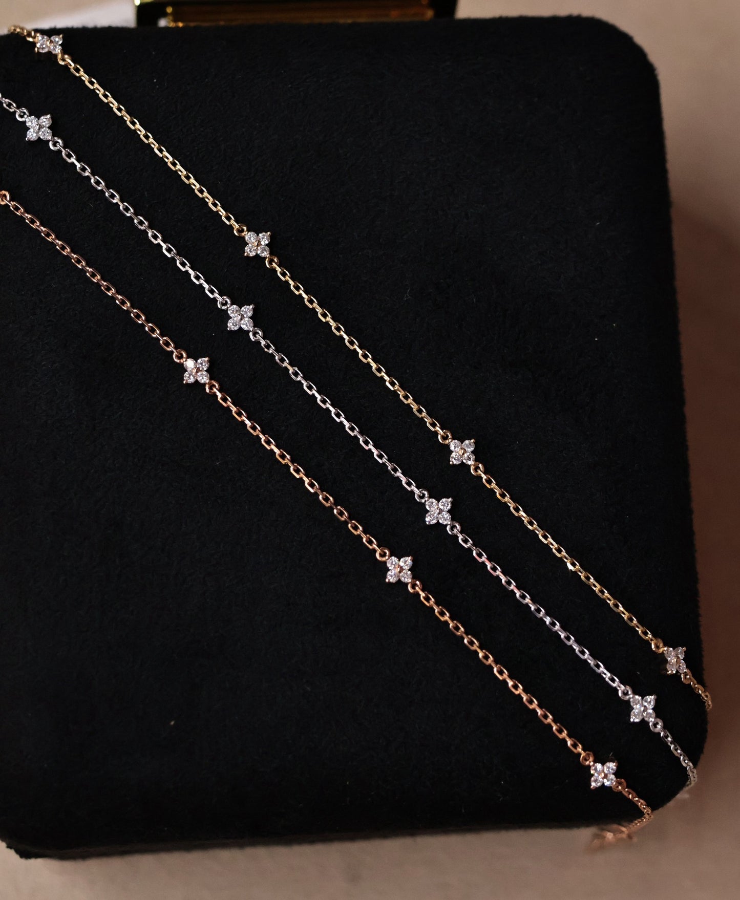 Natural Diamond Lucky Clover design Bracelet in 18K Gold