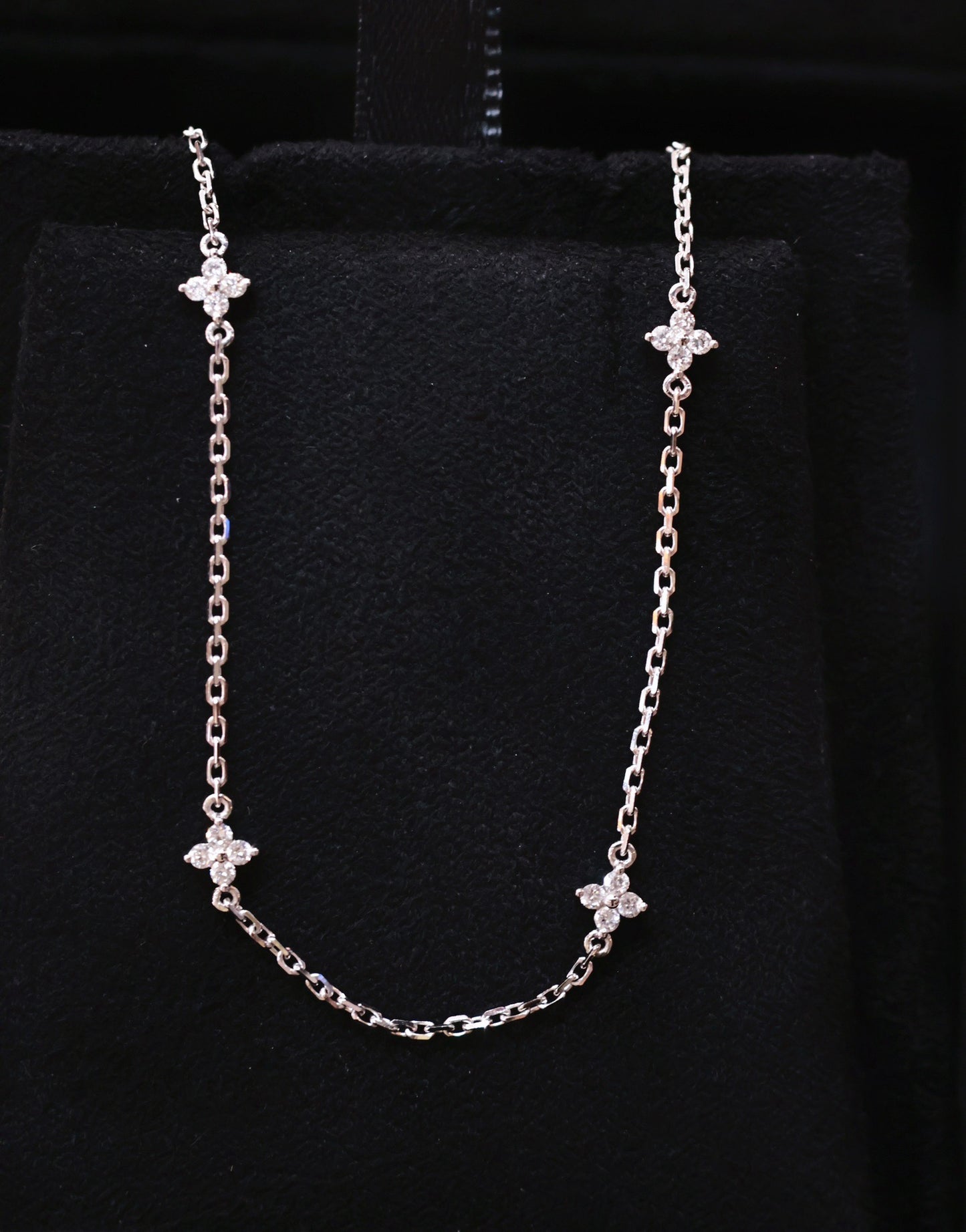 Natural Diamond Lucky Clover design Bracelet in 18K Gold