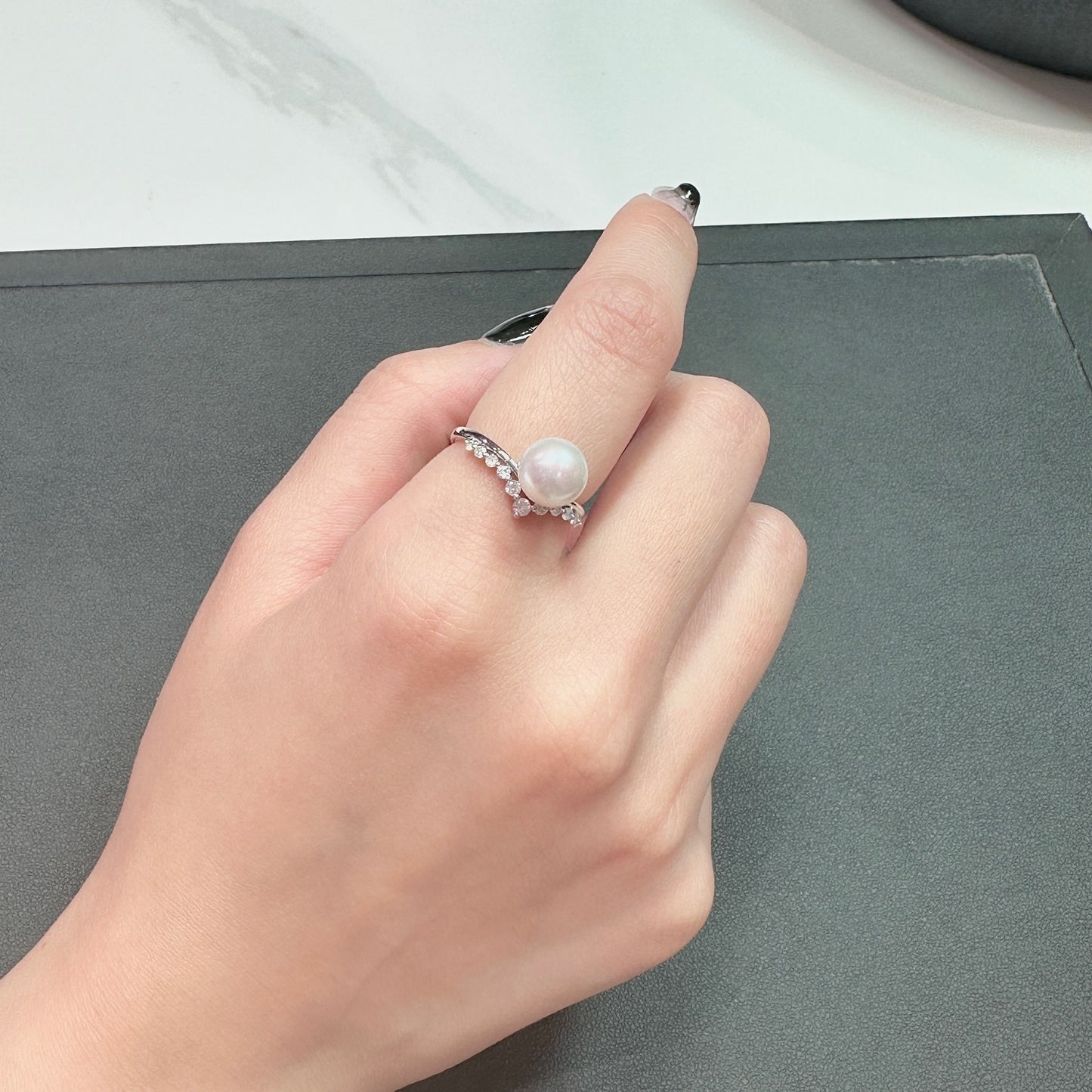 V-Shaped Freshwater Pearl with 0.194ct Natural Diamond Ring in 18K Gold