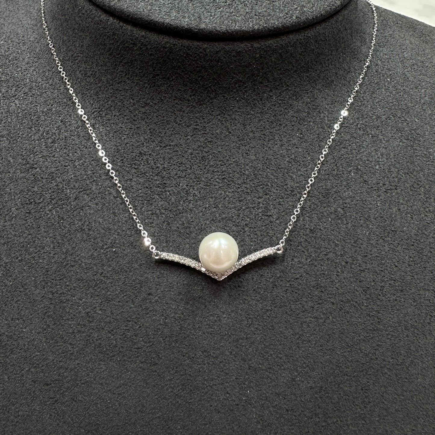 V-Shaped Freshwater Pearl with 0.124ct  Natural Diamond Necklace in 18K Gold