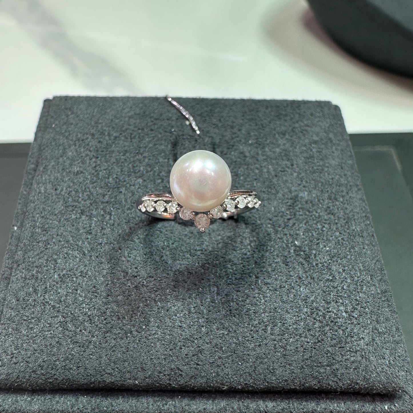 V-Shaped Freshwater Pearl with 0.194ct Natural Diamond Ring in 18K Gold