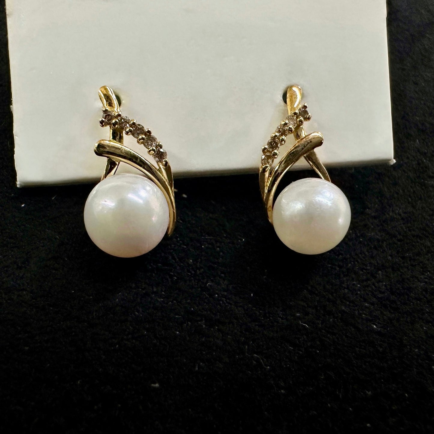 Leaf-Shaped Freshwater Pearl with 0.06ct Natural Diamond Earrings in 18K Yellow Gold